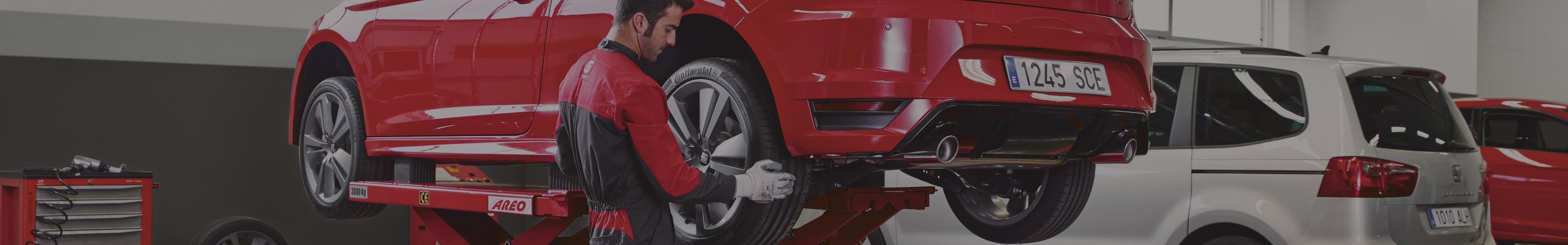 Financiación, precios, servicios, flota para empresas de SEAT – Mecánico revisando los neumáticos de un SEAT León SC