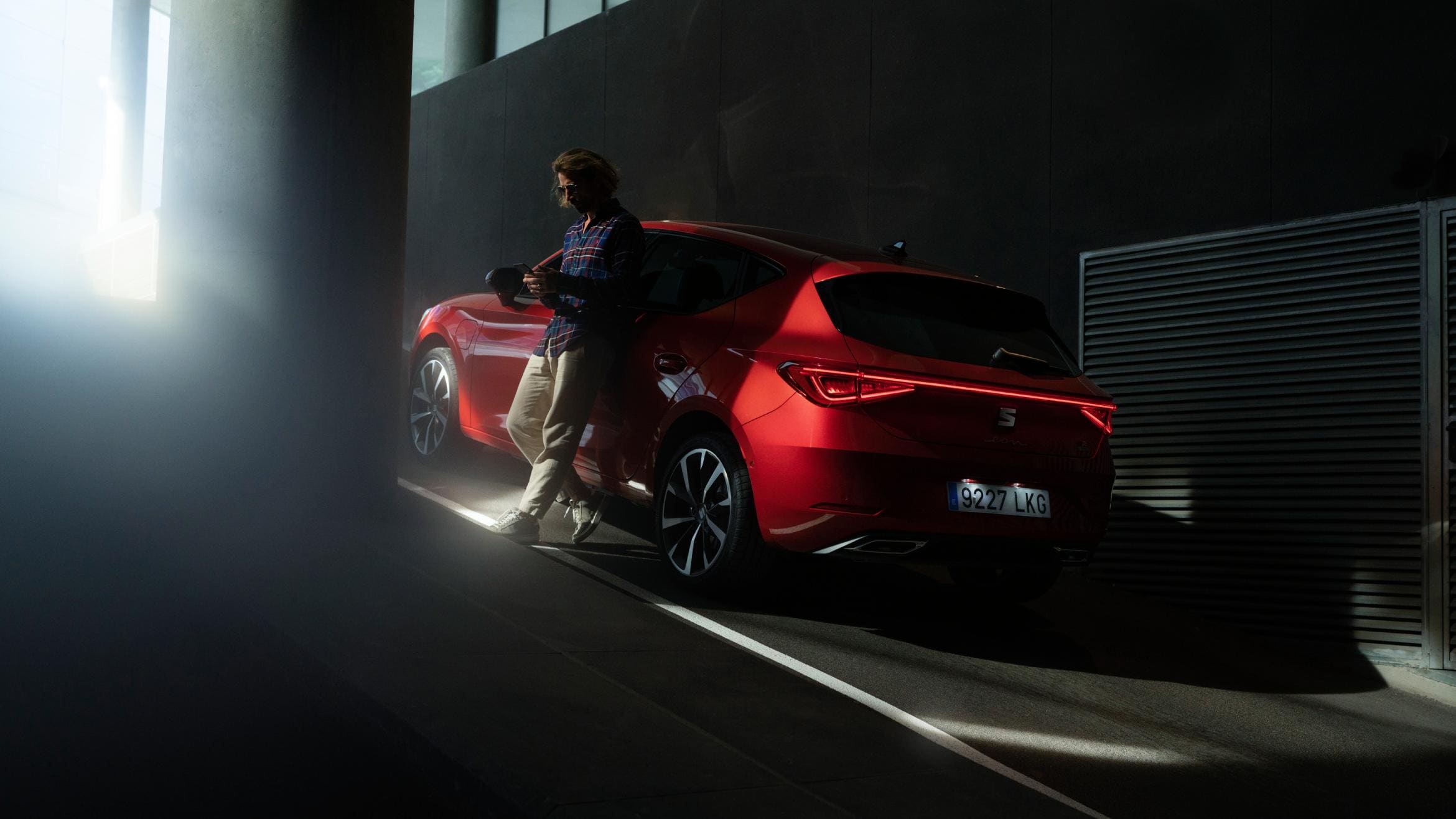 hombre-apoyado-lateral-seat-leon-fr-rojo-desire