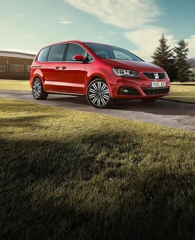 SEAT Alhambra monovolumen de 7 plazas en color rojo estacionado en parque natural.