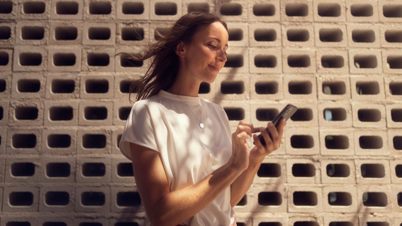 Mujer consultando el Contacto de SEAT en su smartphone.