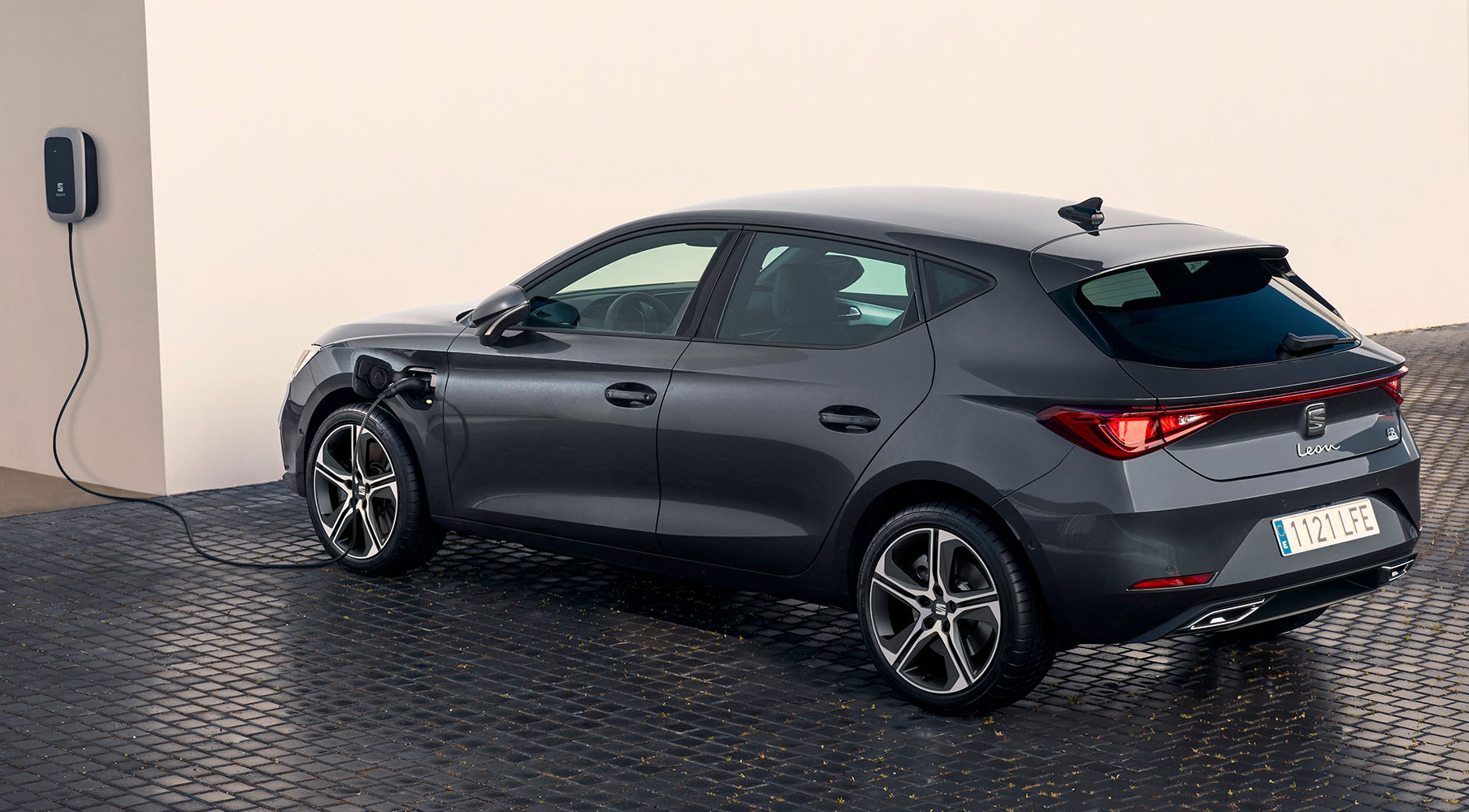 Nuevo SEAT Leon e-Hybrid 5p gris magnetic