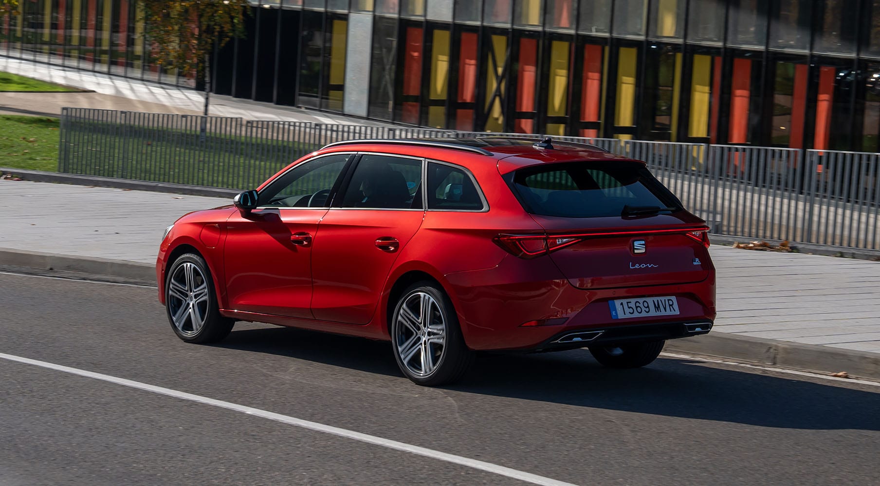 Nuevo SEAT Leon e-Hybrid 5p rojo desire