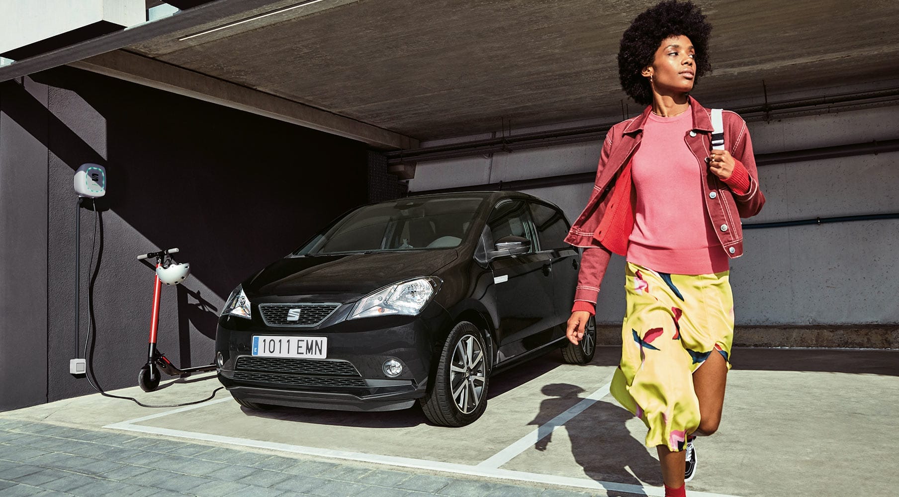 Mantenimiento y servicio de tu coche – Mecánicos de SEAT revisando un coche en un taller