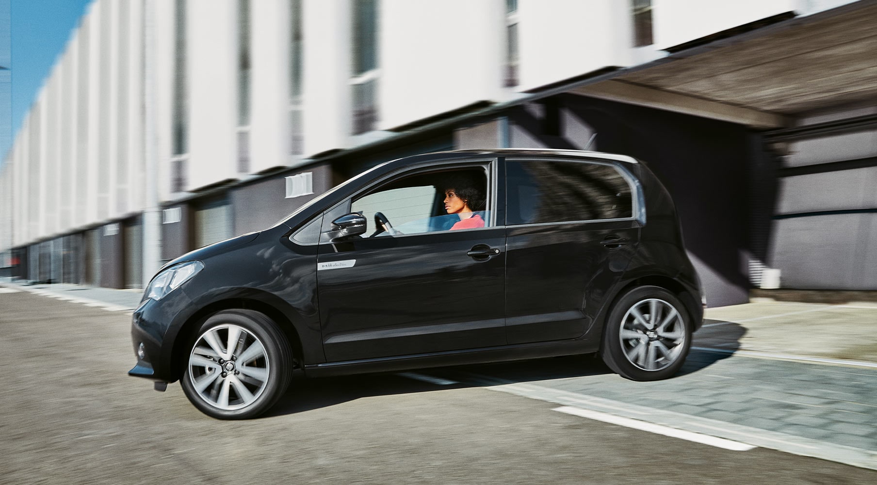 Mantenimiento y servicio de tu coche – Mecánicos de SEAT revisando un coche en un taller