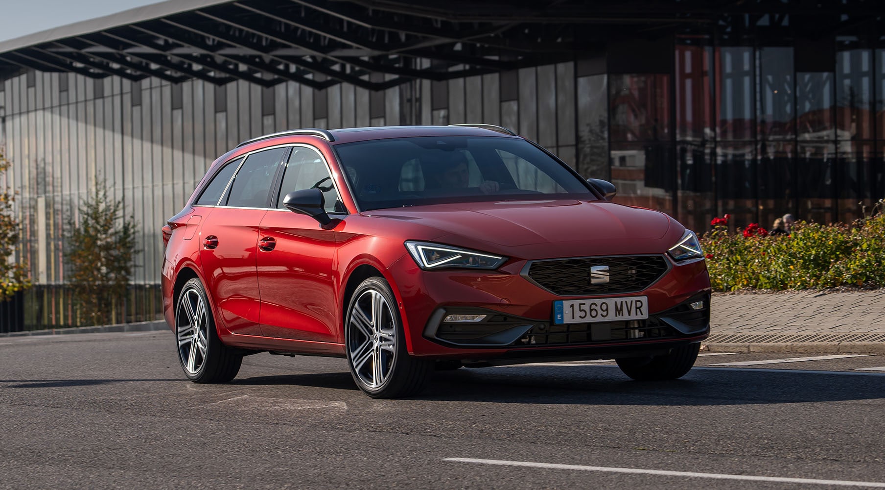 Nuevo SEAT Leon e-Hybrid 5p rojo desire