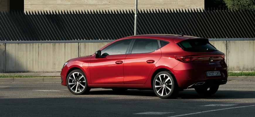 Nuevo SEAT León e-HYBRID rojo desire