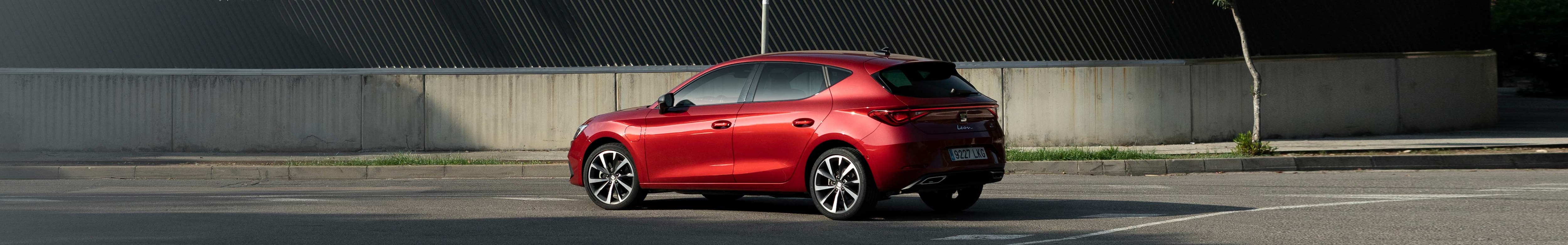 Nuevo SEAT León e-HYBRID rojo desire