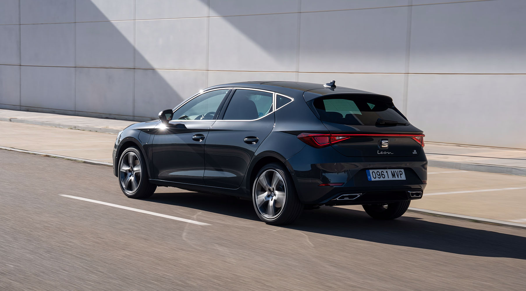 Nuevo SEAT León e-HYBRID azul fiord