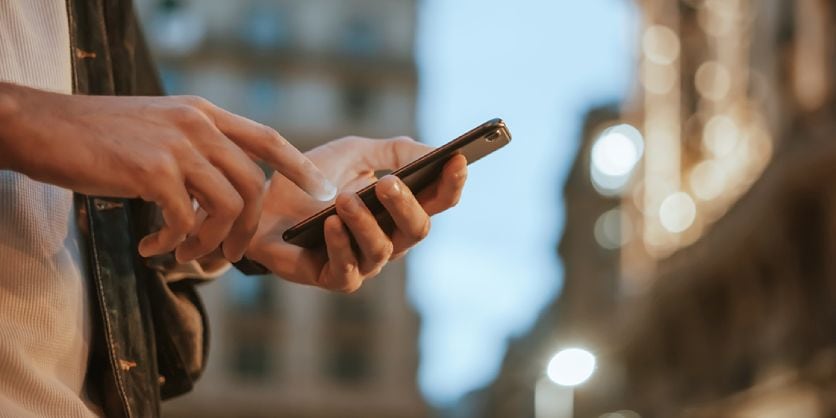 Hombre usando SEAT CONNECT en su smartphone.