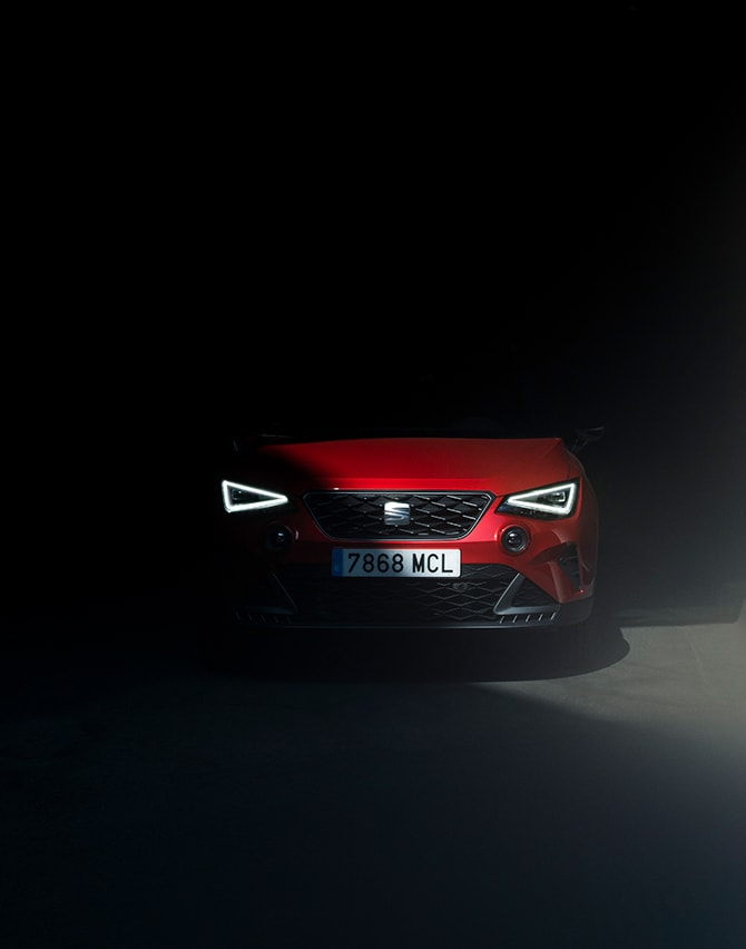 SEAT Arona FR en color rojo desire con luces led, vista frontal