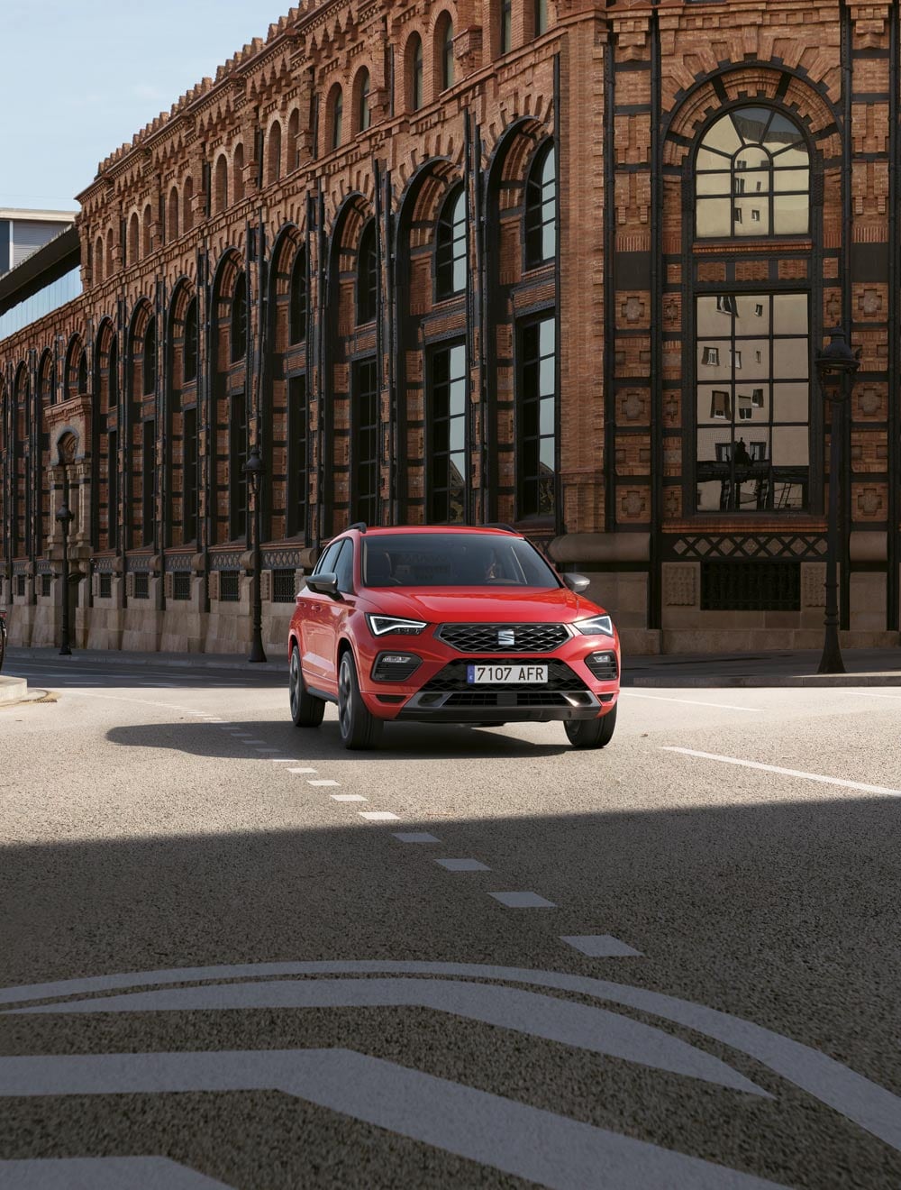 SEAT Ateca dark camouflage en un aparcamiento.