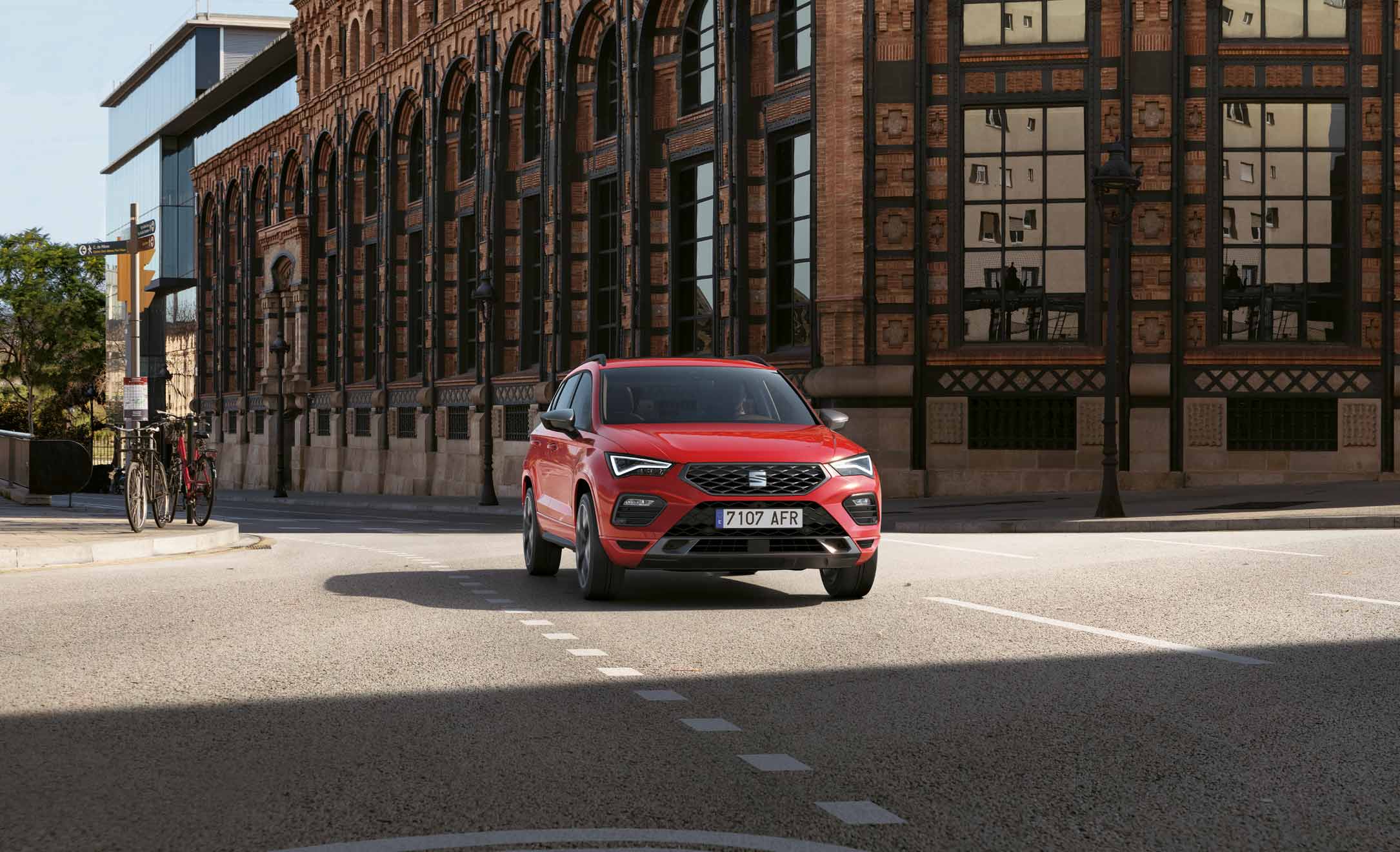 SEAT Ateca dark camouflage en un aparcamiento.