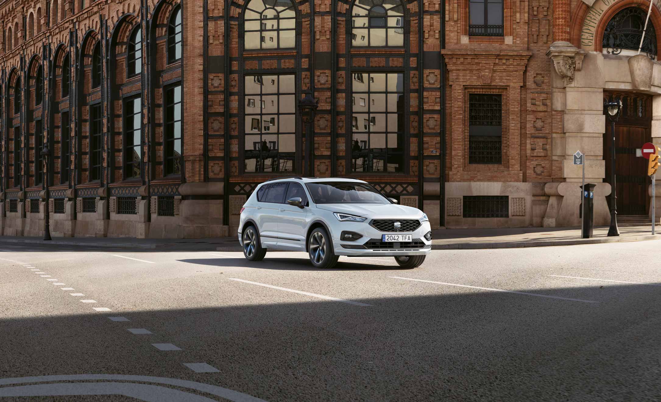 SEAT Tarraco e-HYBRID Oryx color blanco cargándose