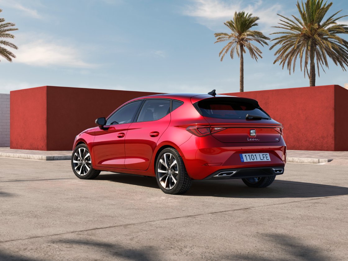 El SEAT León FR ONE con un exterior elegante, llantas de aleación, cristales traseros oscurecidos, cámara de visión trasera + Park Assist, iluminación LED envolvente y Matrix LED.