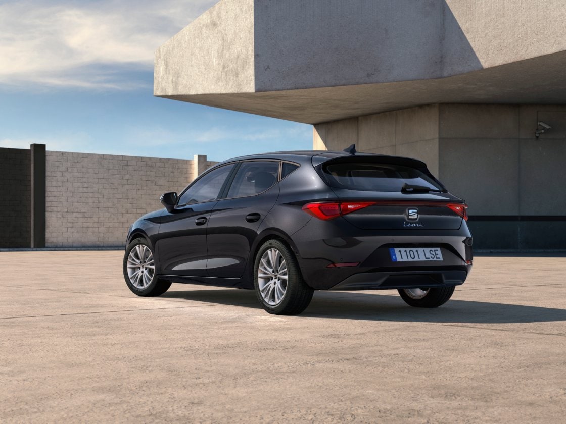 El SEAT León Style ONE con un exterior elegante, llantas de aleación, cristales traseros oscurecidos, cámara de visión trasera junto al sistema Park Assist y Light assist.