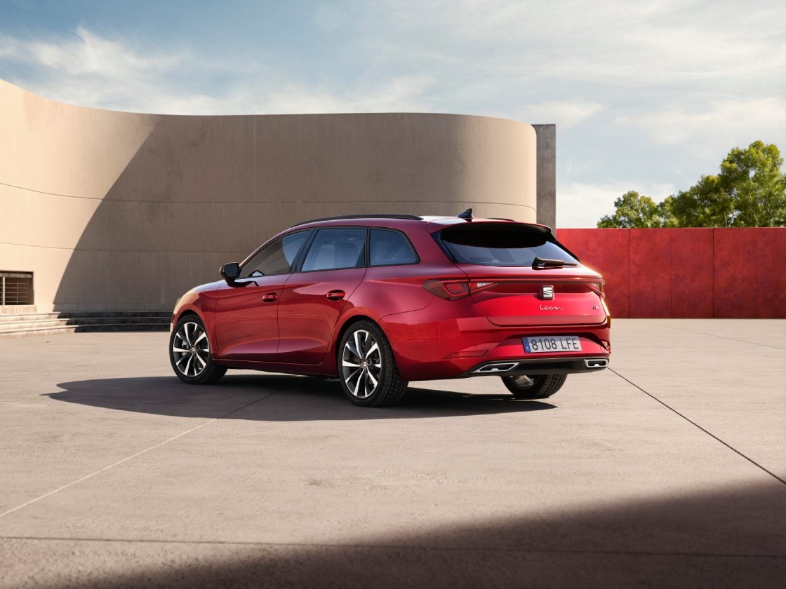 El SEAT León Sportstourer FR ONE con un exterior elegante, llantas de aleación, cristales traseros oscurecidos, cámara de visión trasera + Park Assist, iluminación LED envolvente y Matrix LED.