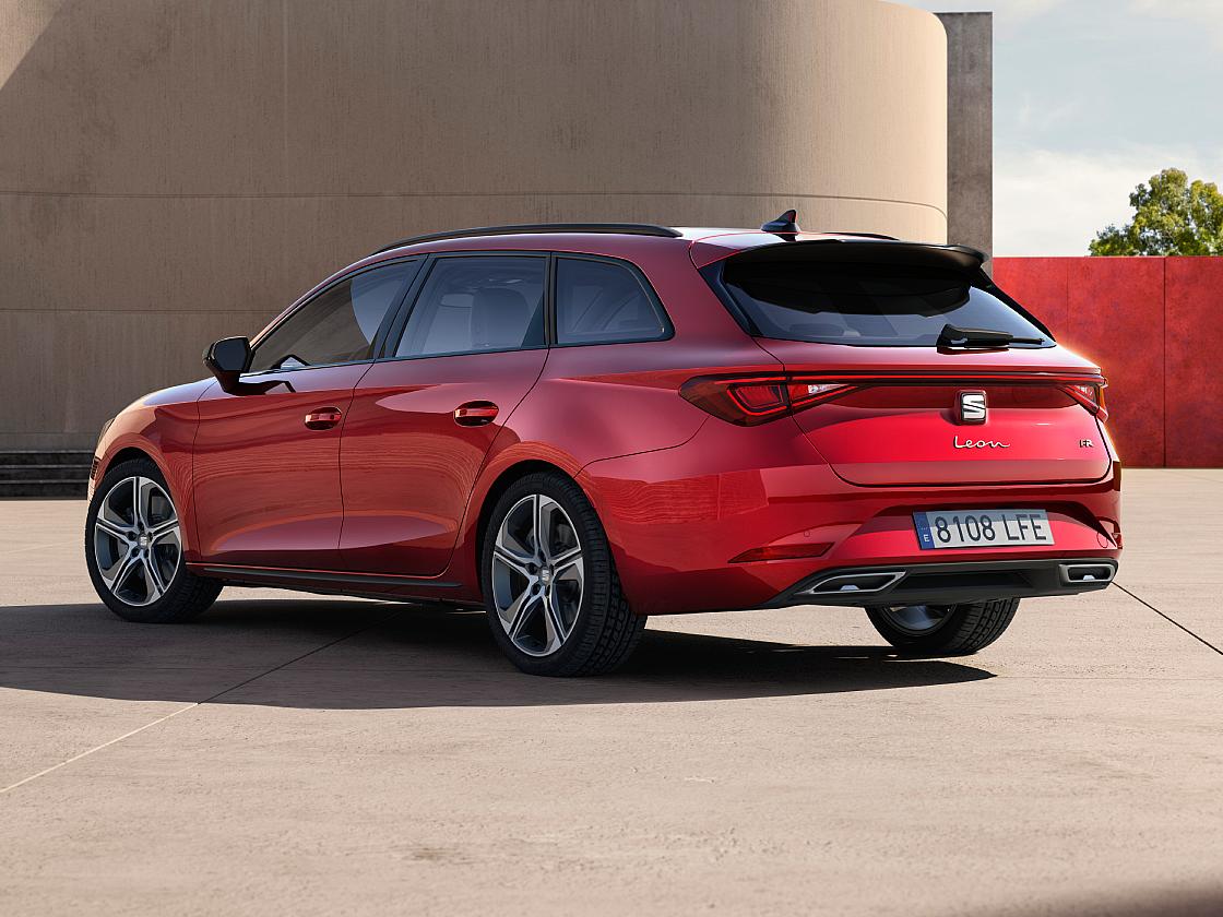 SEAT León Sportstourer FR de color rojo Desire con molduras laterales y alerón negro