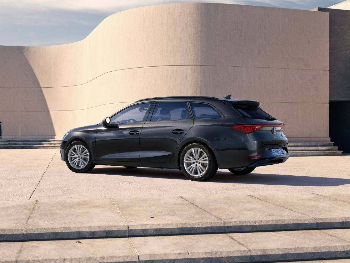El SEAT León Sportstourer Style ONE con un exterior elegante, llantas de aleación, cristales traseros oscurecidos, cámara de visión trasera junto al sistema Park Assist y Light assist.