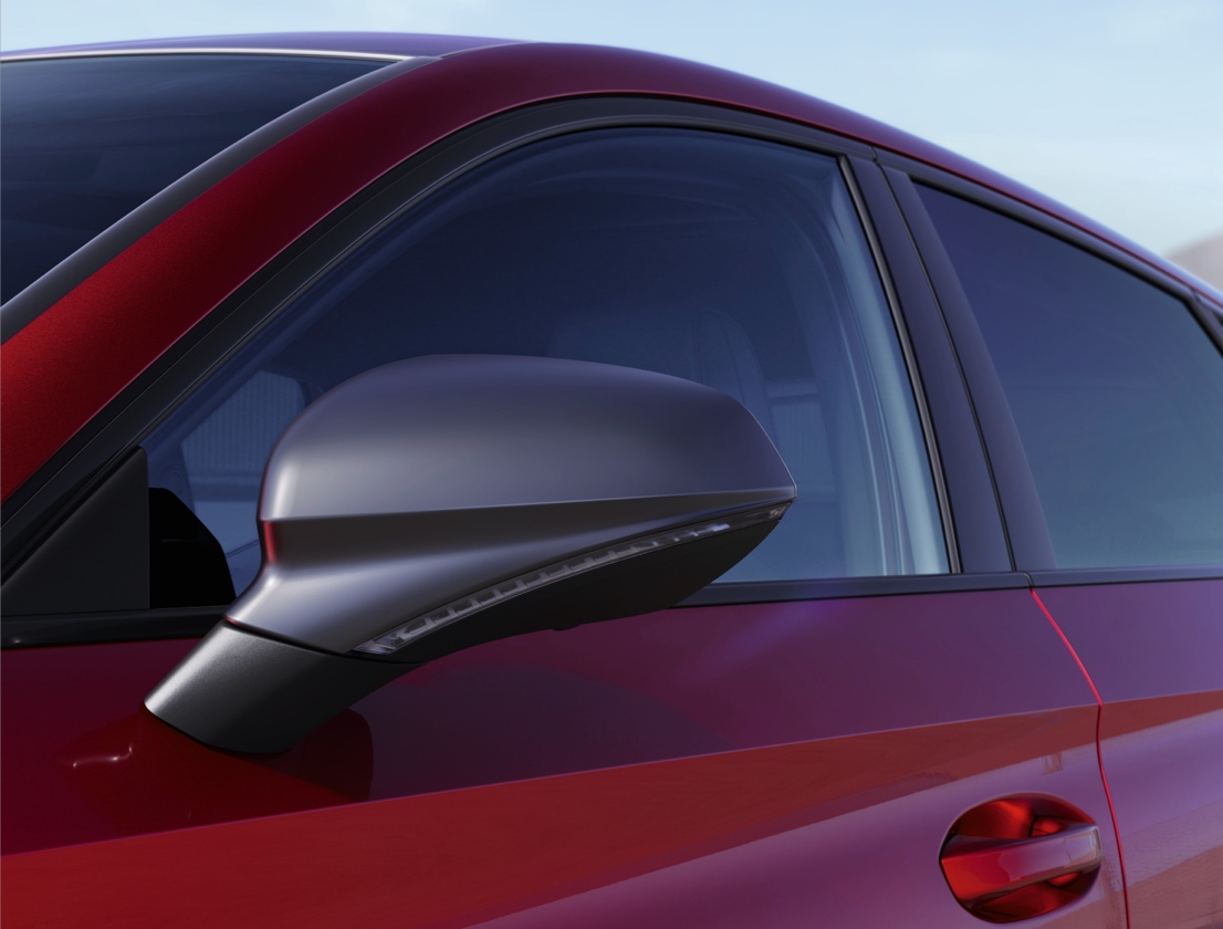 SEAT León color rojo Desire con fundas de los retrovisores de fibra de carbono