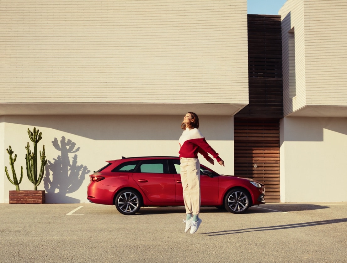 una familia alrededor del nuevo SEAT León color rojo Desire 