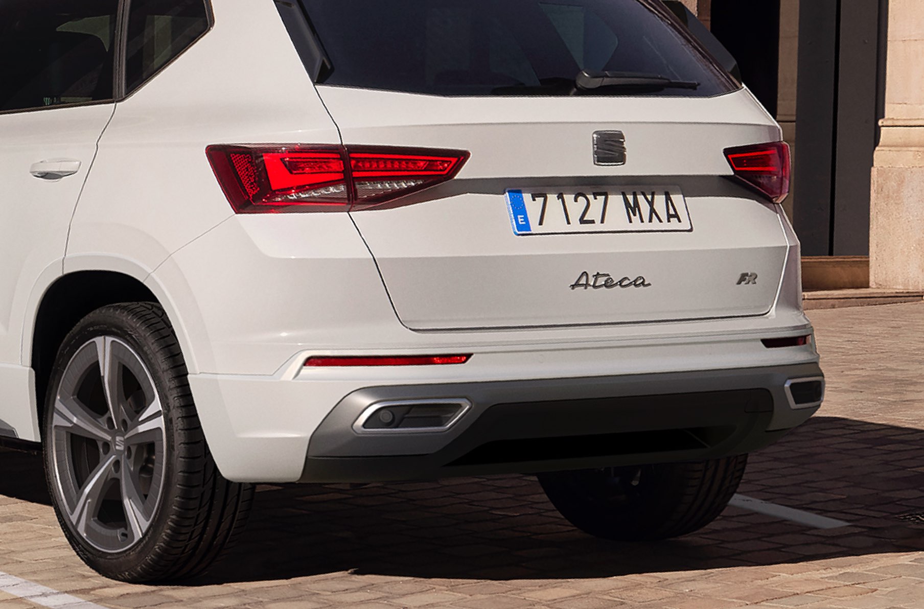 SEAT Ateca FR en color blanco Nevada con tubos de escape traseros
