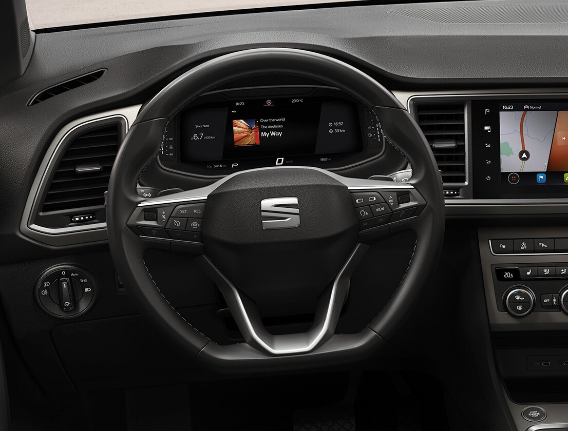 hombre-sosteniendo-volante-del-seat-ateca