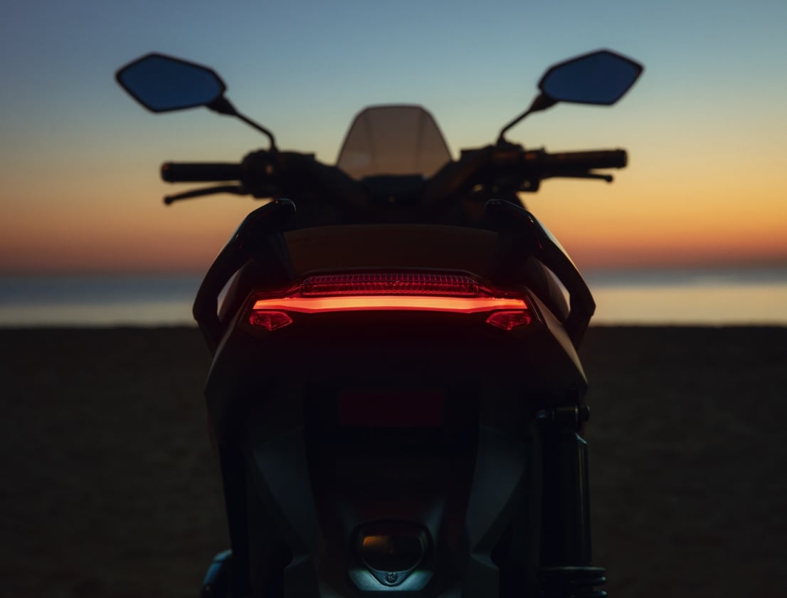 Scooter SEAT MÓ 125 eléctrico aparcado en la playa 