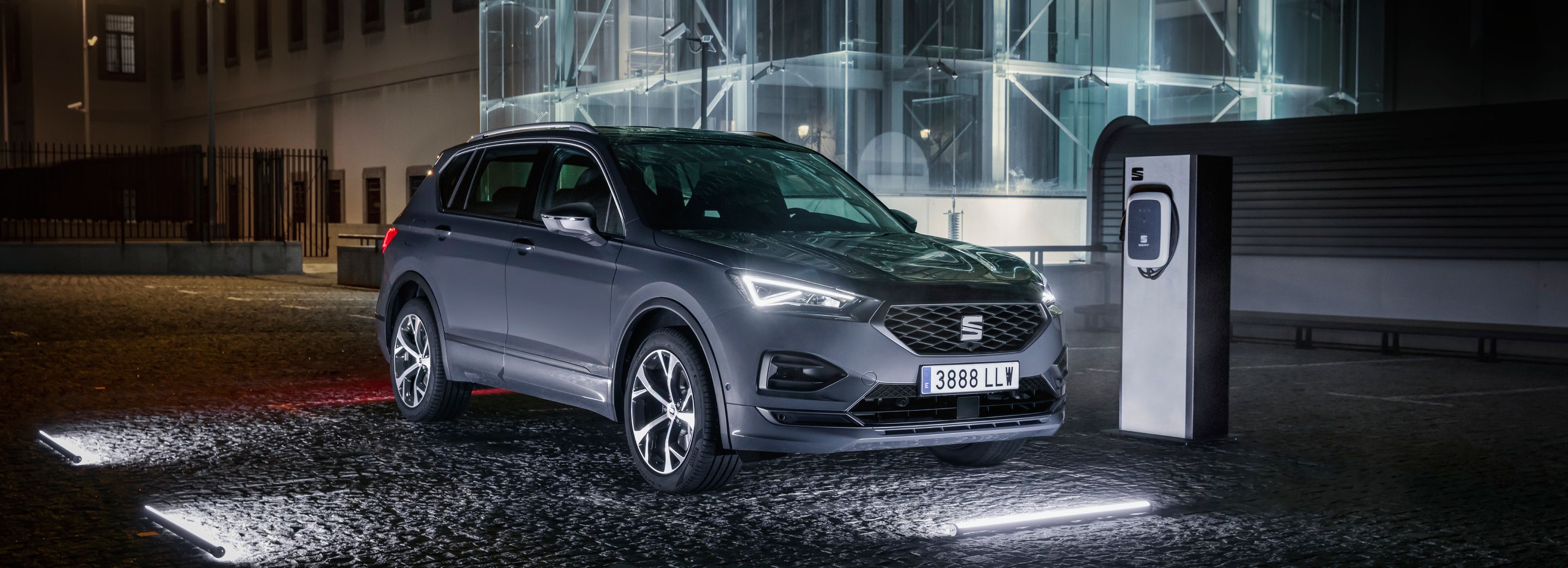 SEAT Tarraco SUV Híbrido enchufarle aparcado junto a cargador público