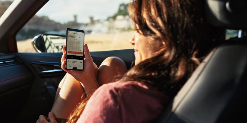 Mujer consulta ofertas de posventa de SEAT en su smartphone