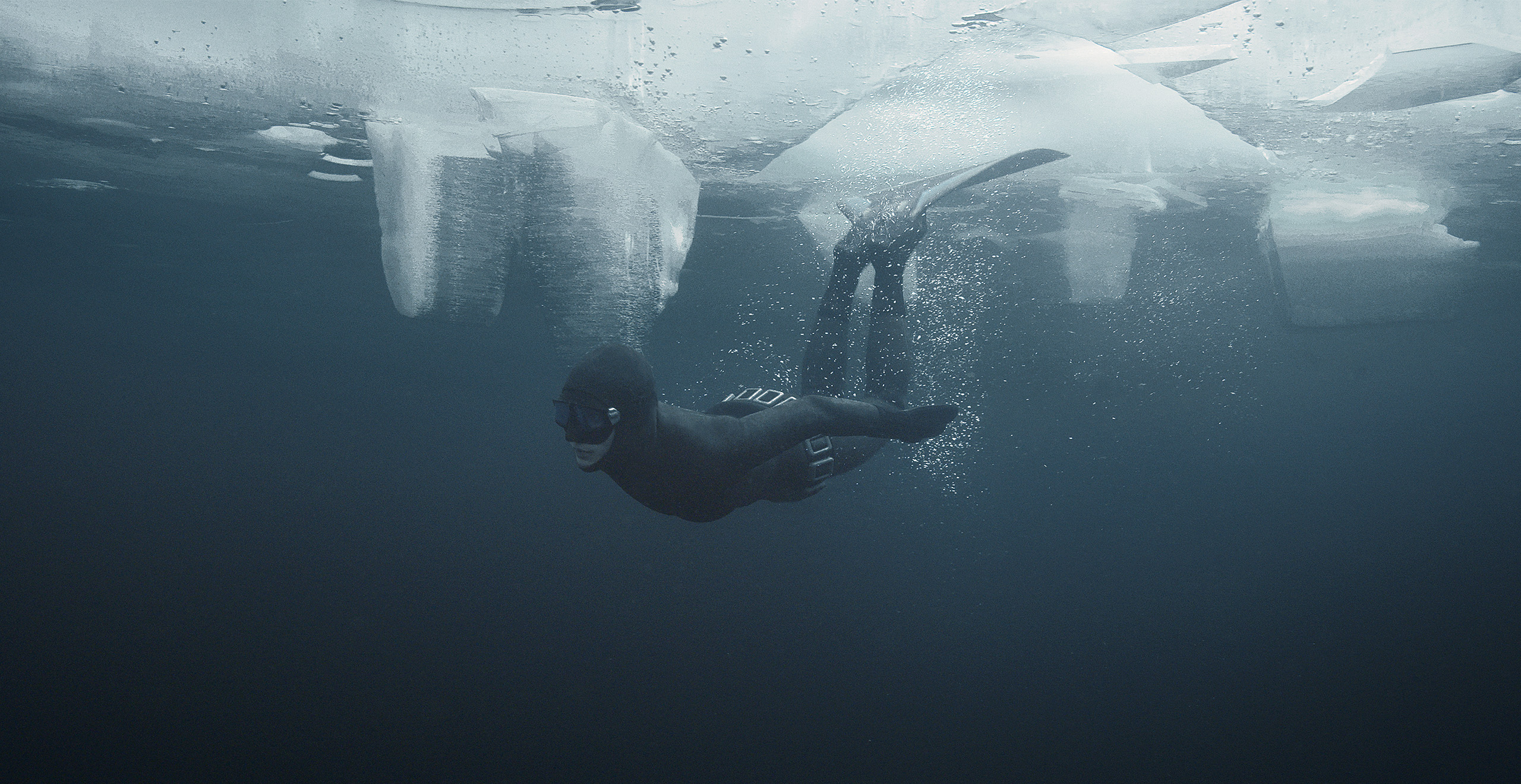 Johanna Nordblad buceando bajo el hielo.