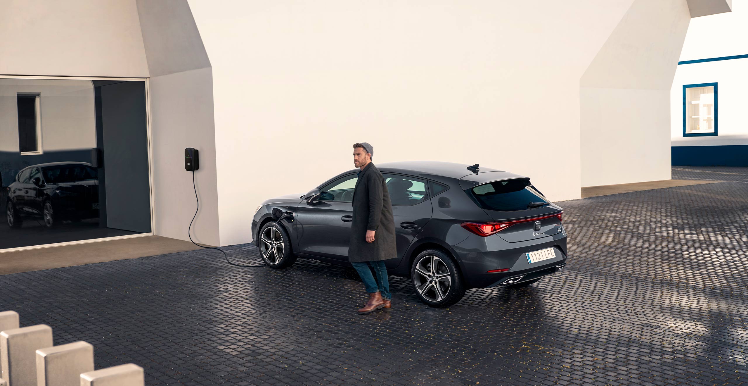 SEAT León FR híbrido enchufable contectado a cargador wallbox doméstico
