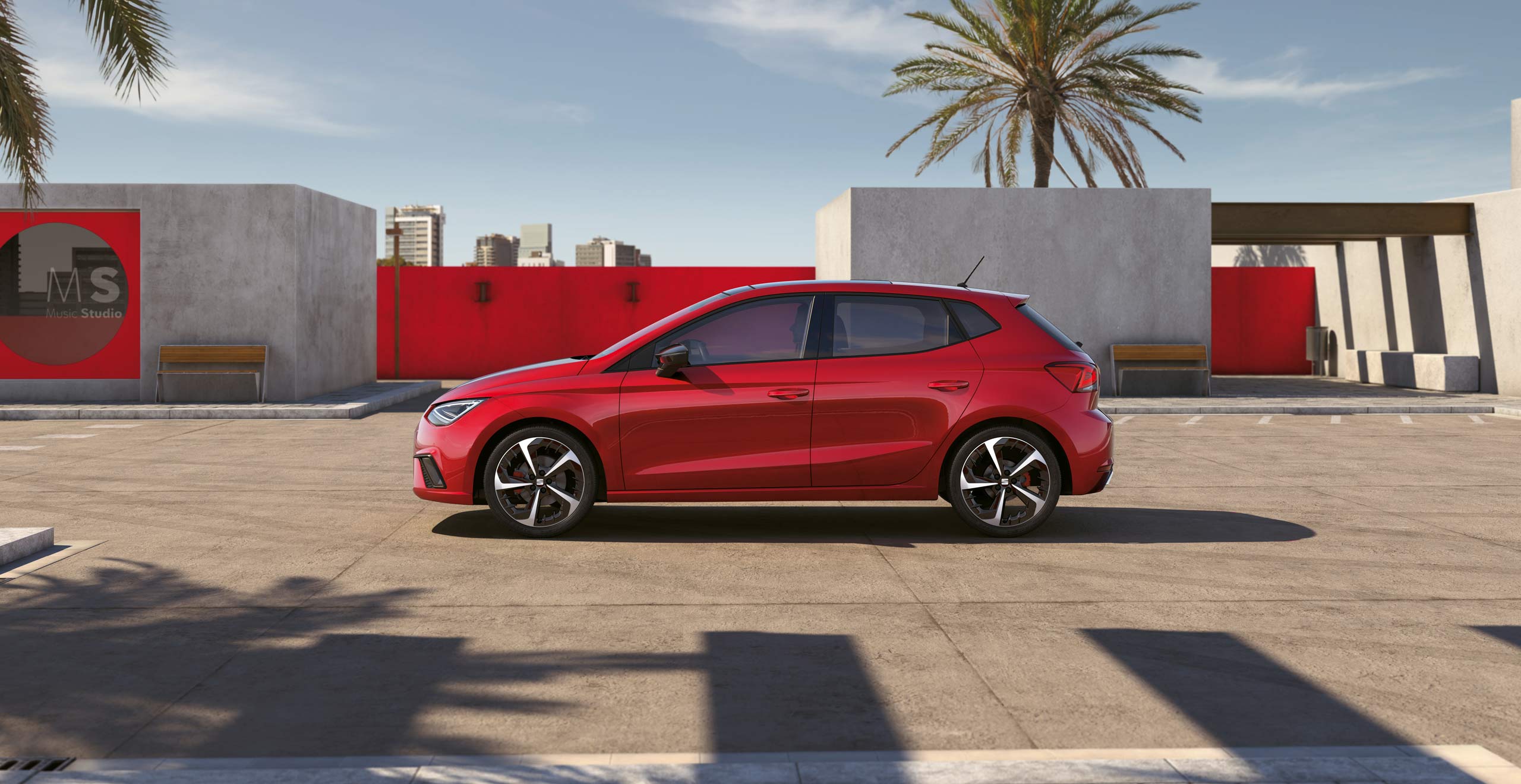 Vista lateral del SEAT Ibiza en color rojo desire