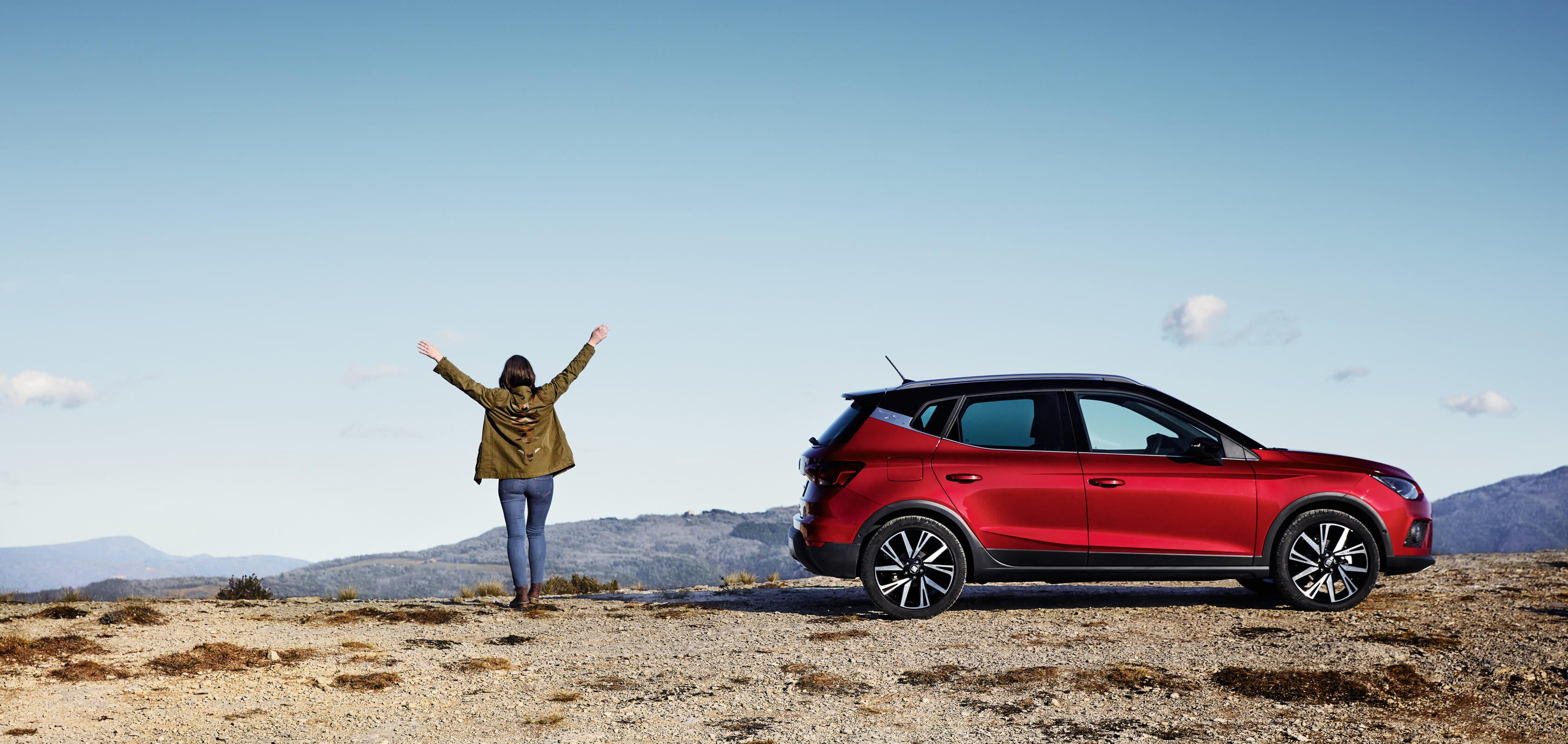 Hombre caminando delante de un SEAT Ibiza