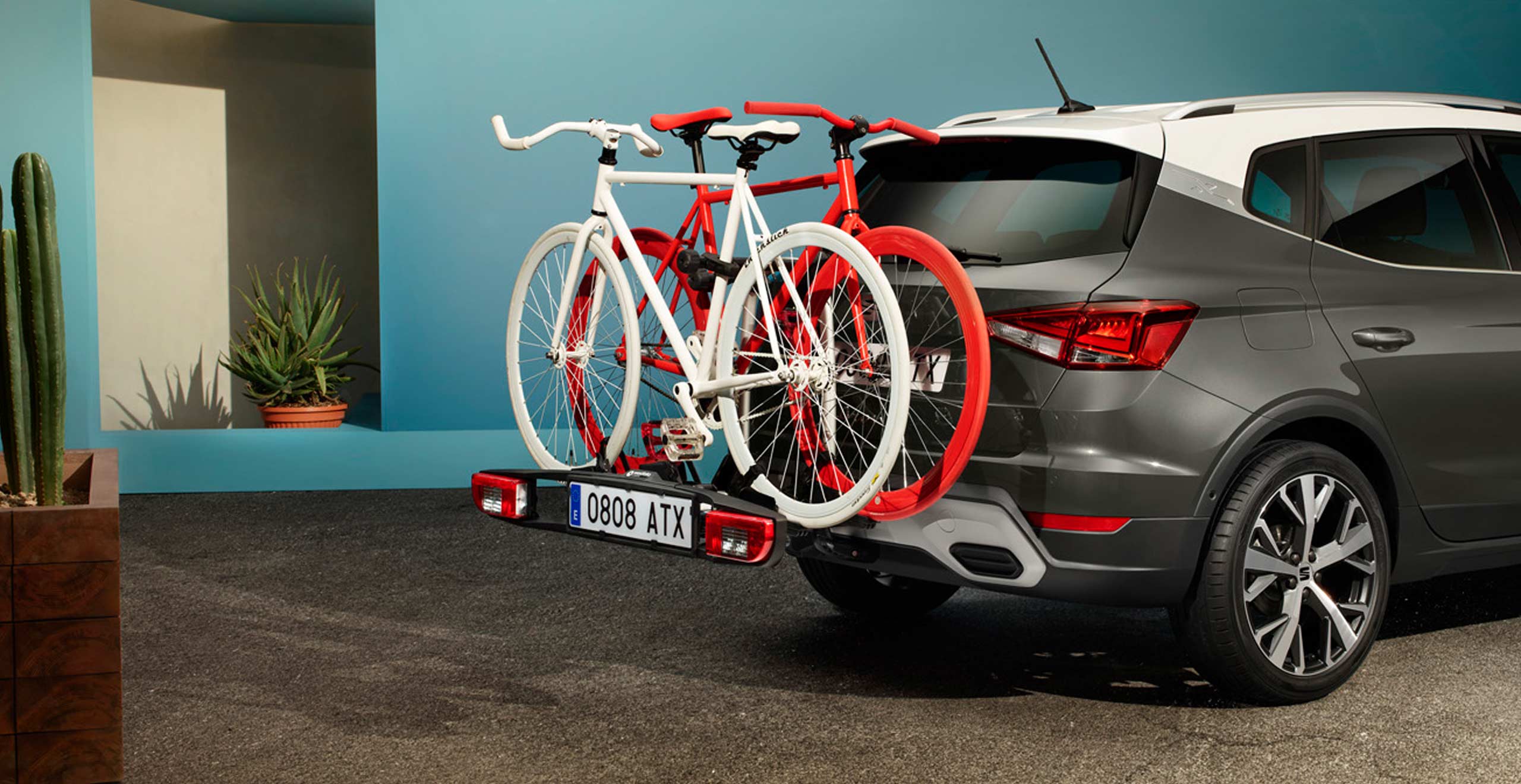 SEAT Arona dark camouflage con soporte para remolque de bicicletas.