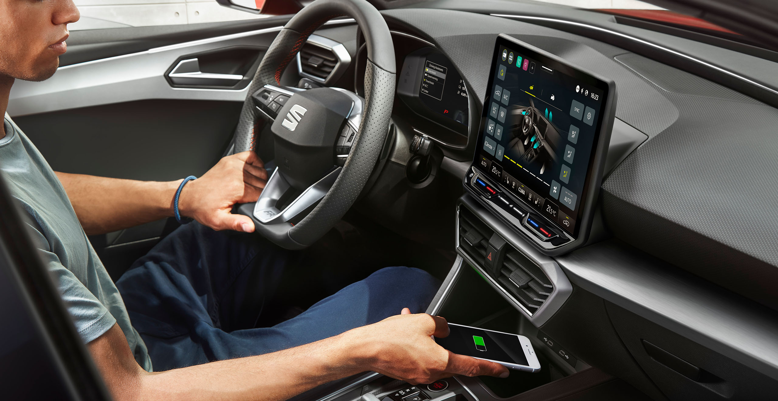Hombre utiliza navegador en pantalla de infoentretenimiento en su SEAT Ateca