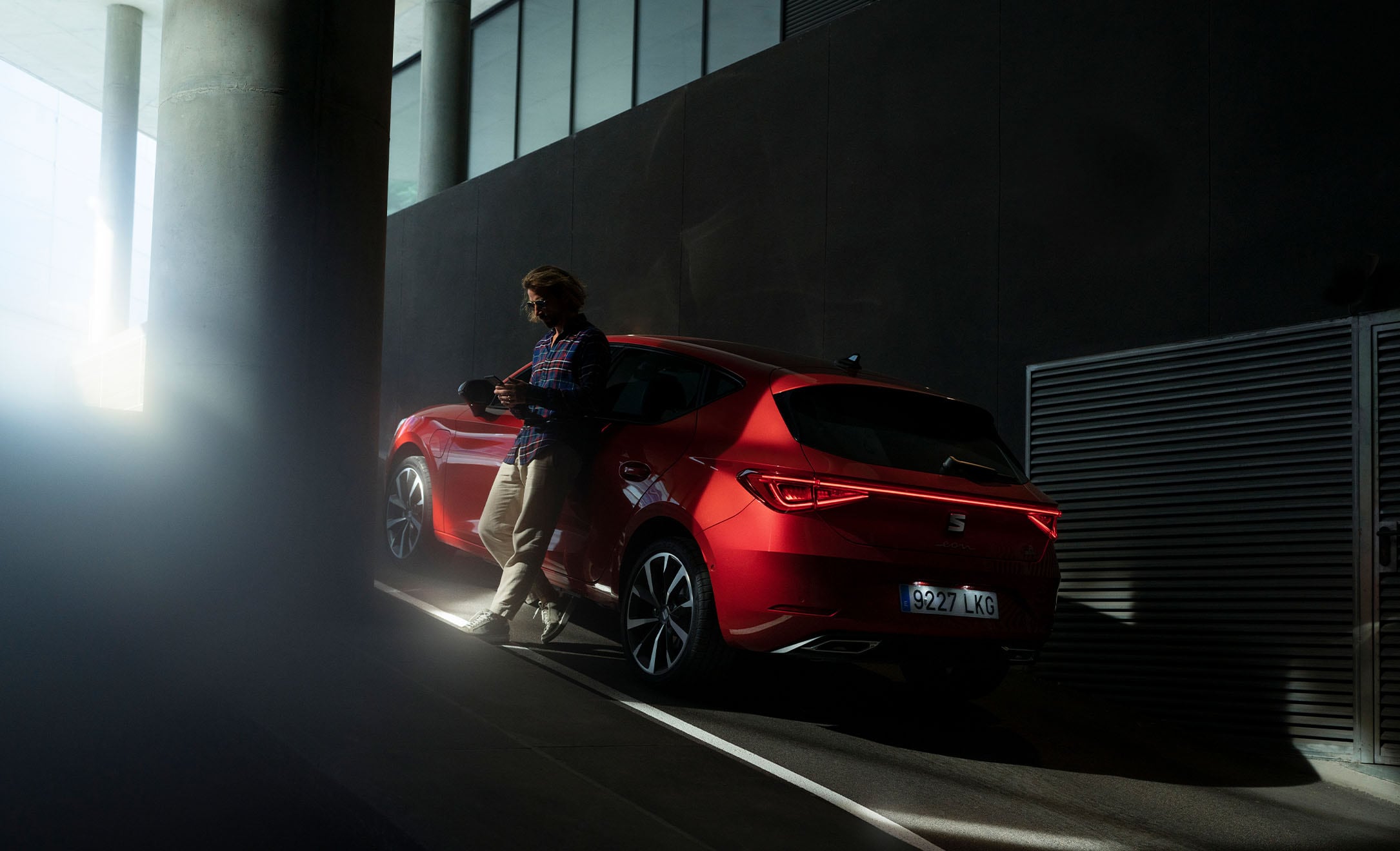 hombre apoyado lateral seat leon fr rojo desire