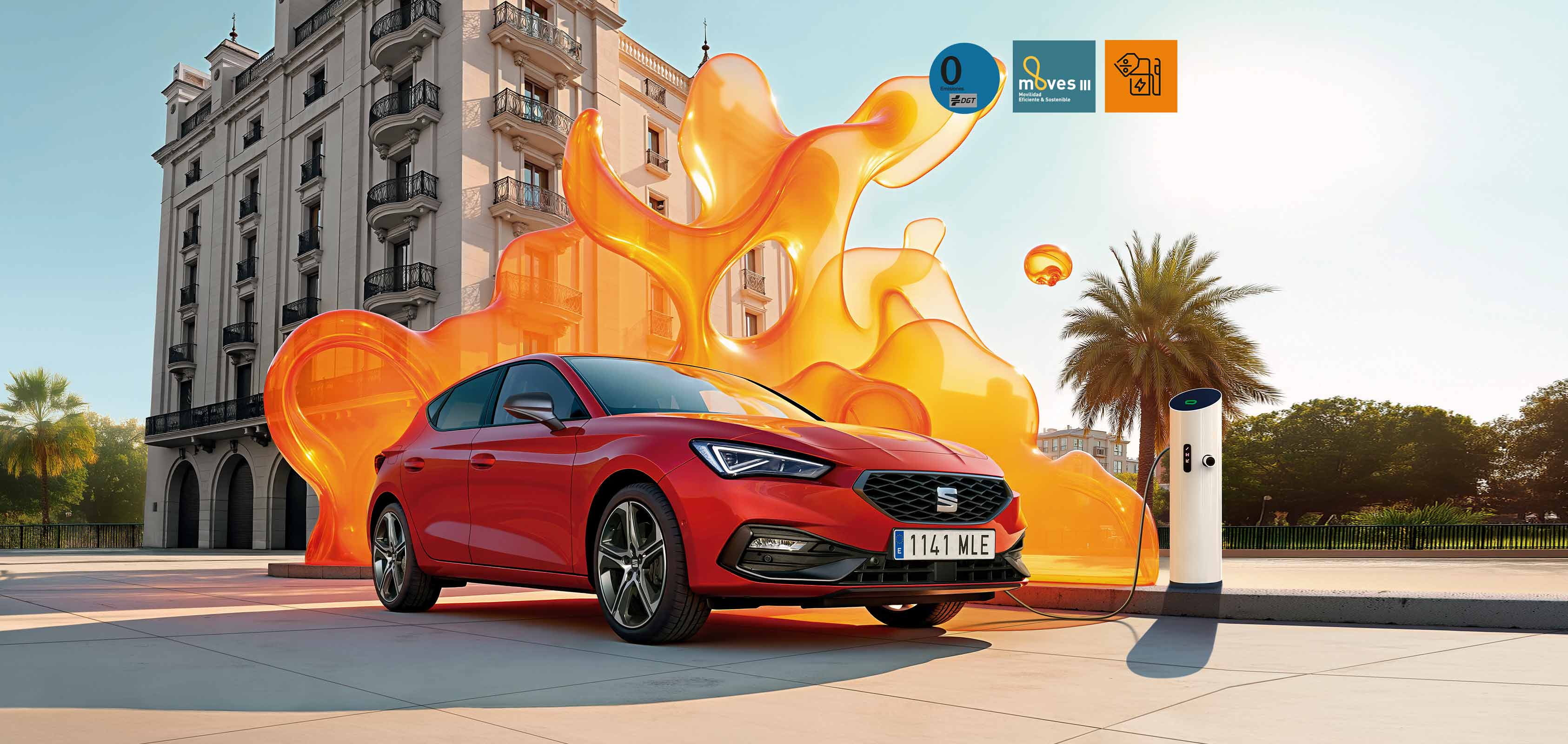 SEAT León 5 puertas compacto híbrido enchufable en color rojo desire junto a punto de carga público