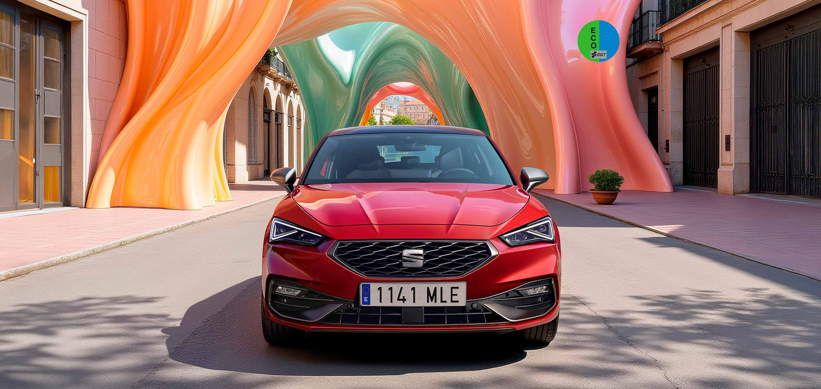 SEAT León Sportstourer familiar deportivo híbrido en color rojo desire vista frontal entre edificios