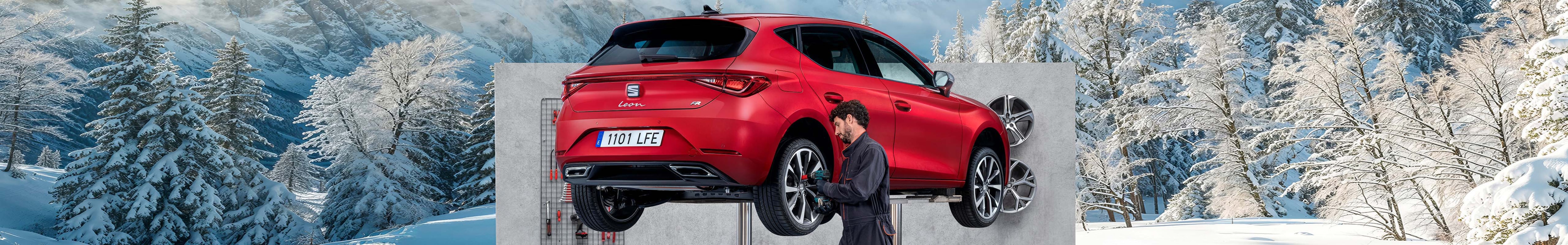 Servicio posventa con SEAT León en un elevador mientras realizan un cambio de neumáticos
