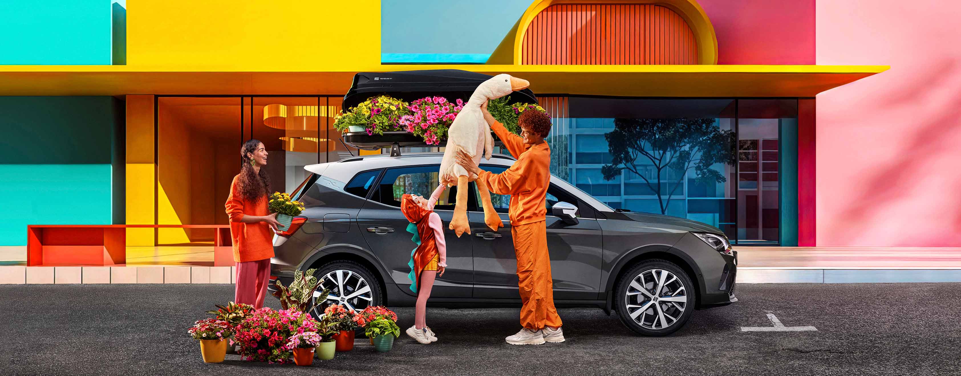 SEAT Arona SUV compacto en gris Cliff bicolor con baúl portaequipajes