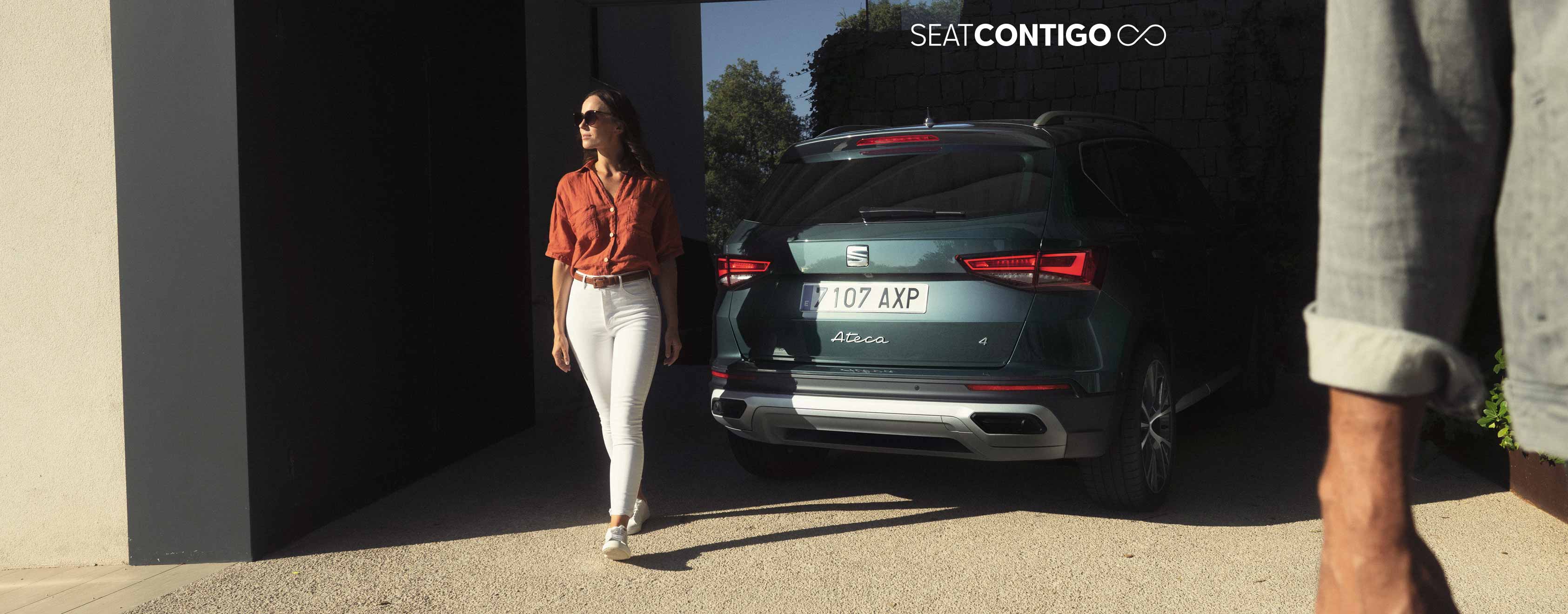 Hombre colocando los esquís en el techo de su SEAT Arona