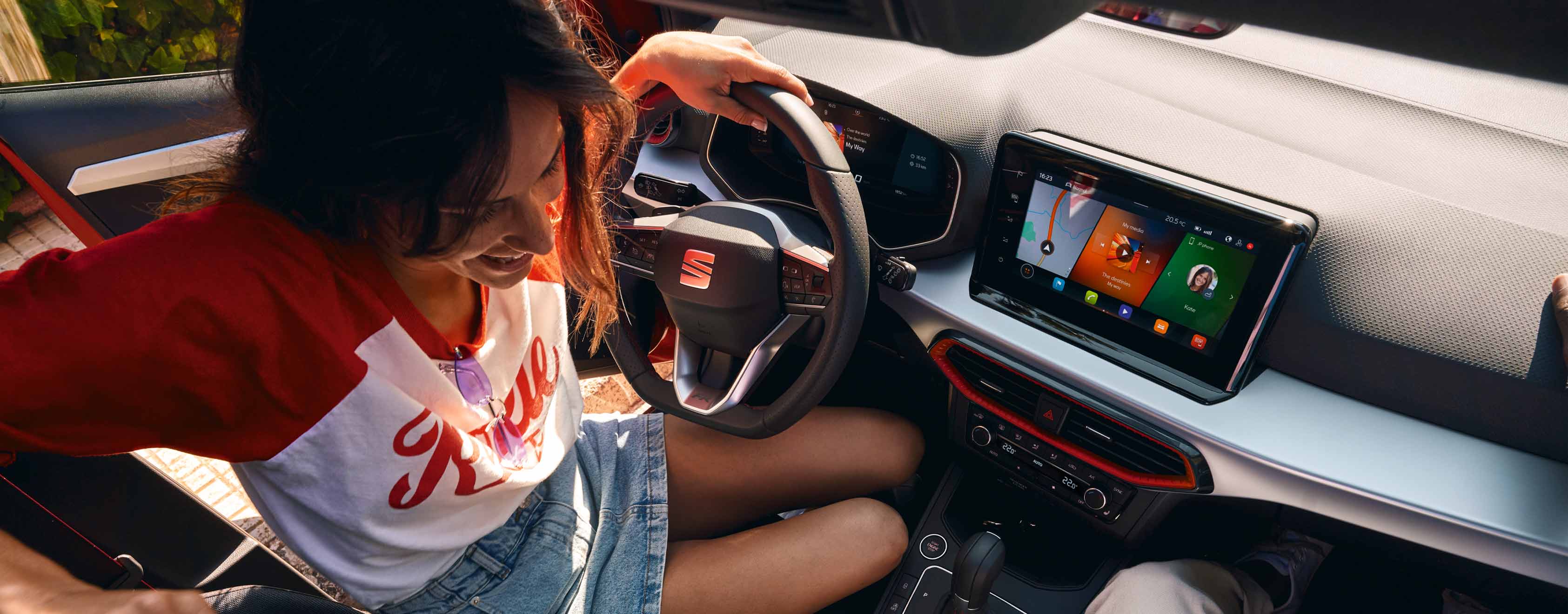 Mujer dentro de un SEAT disfrutando del trayecto