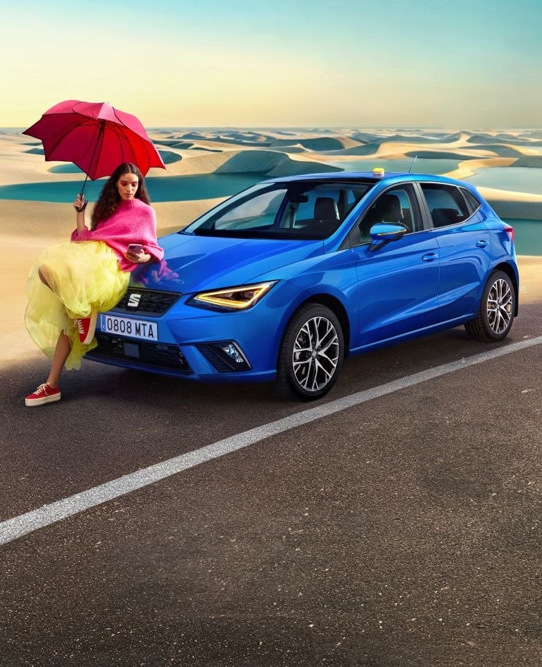 SEAT Ibiza estacionado en arcén de carretera con baliza V16 conectada en el techo