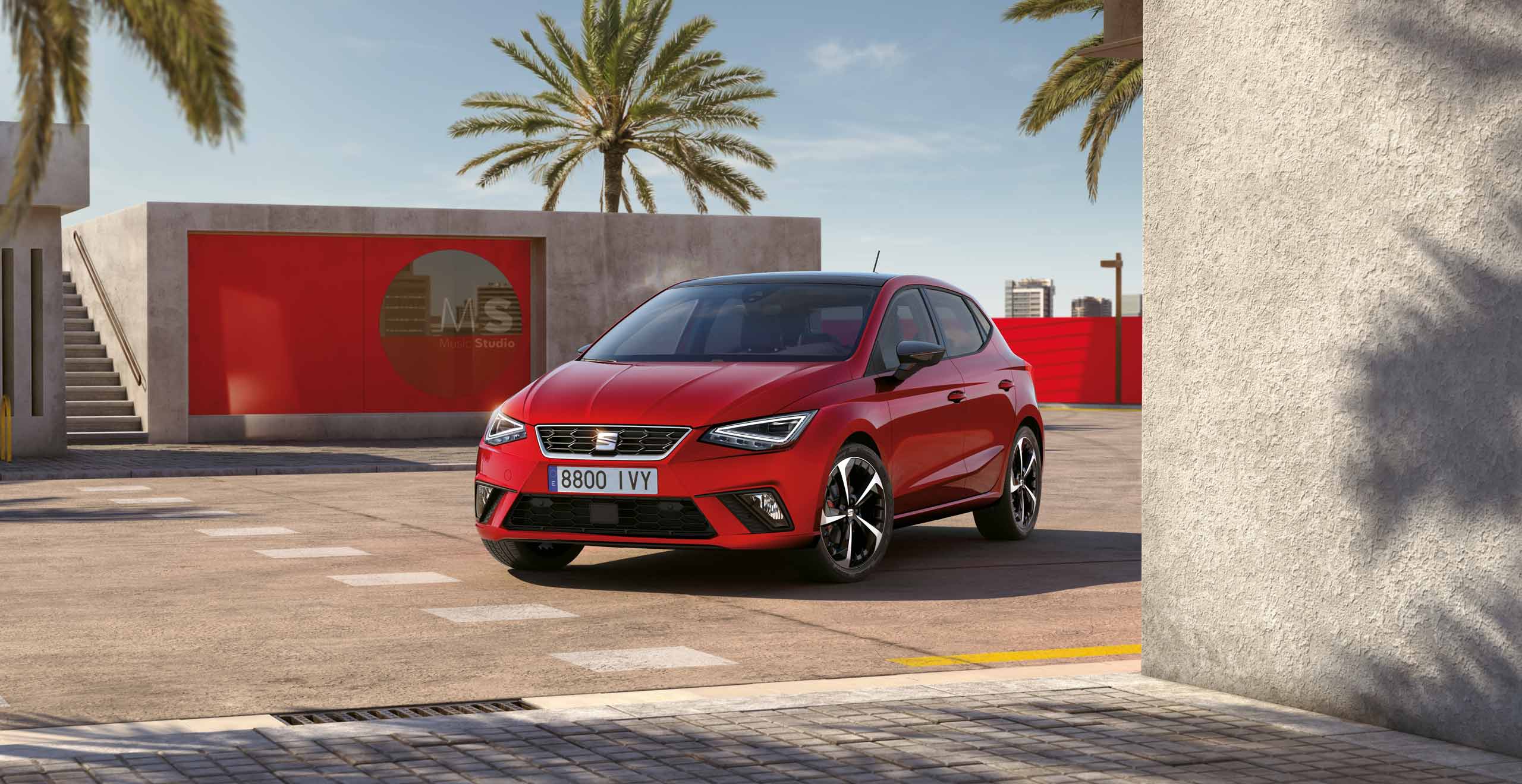 Nuevo SEAT Ibiza color rojo desire aparcado