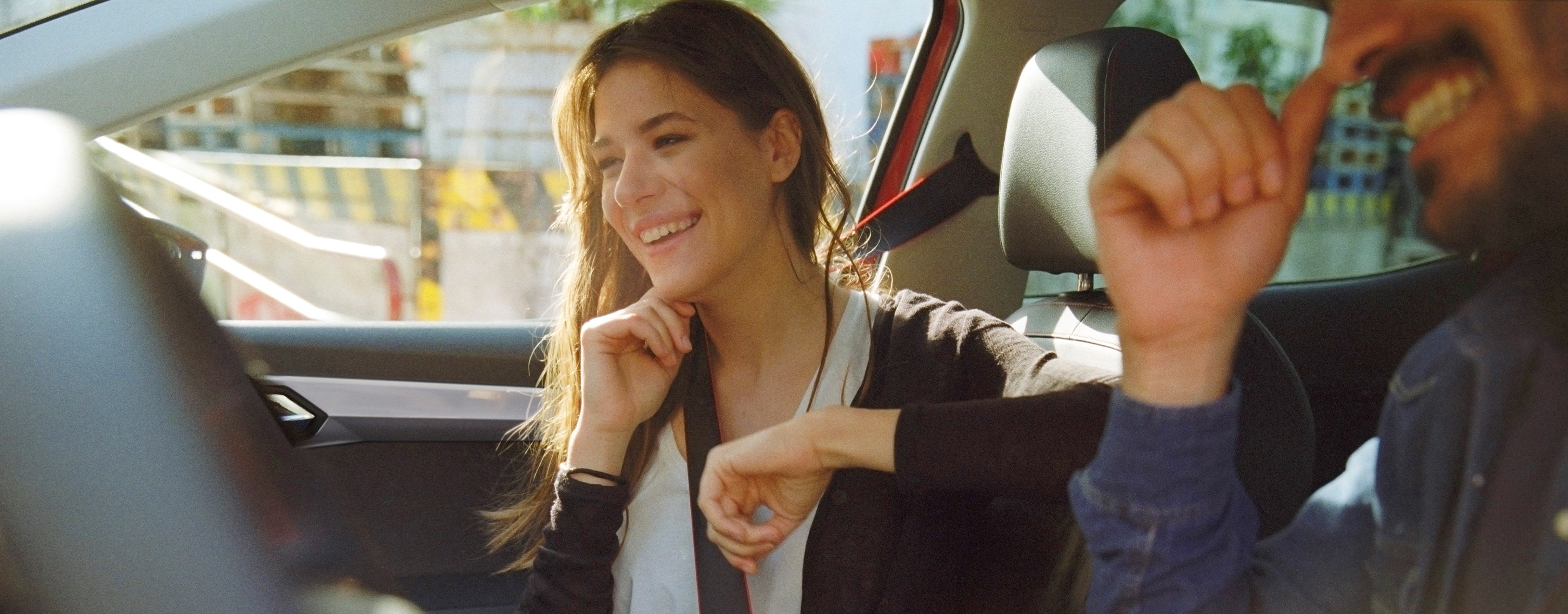 Mujer dentro de un SEAT disfrutando del trayecto