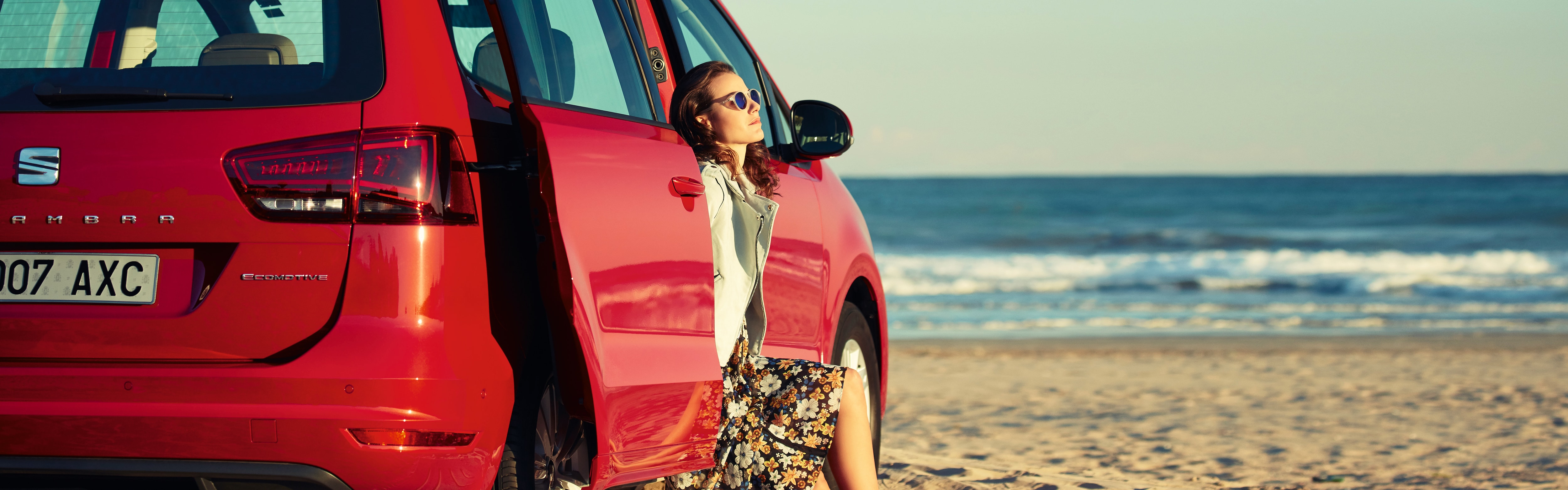 Vista trasera lateral del SEAT Alhambra en la playa