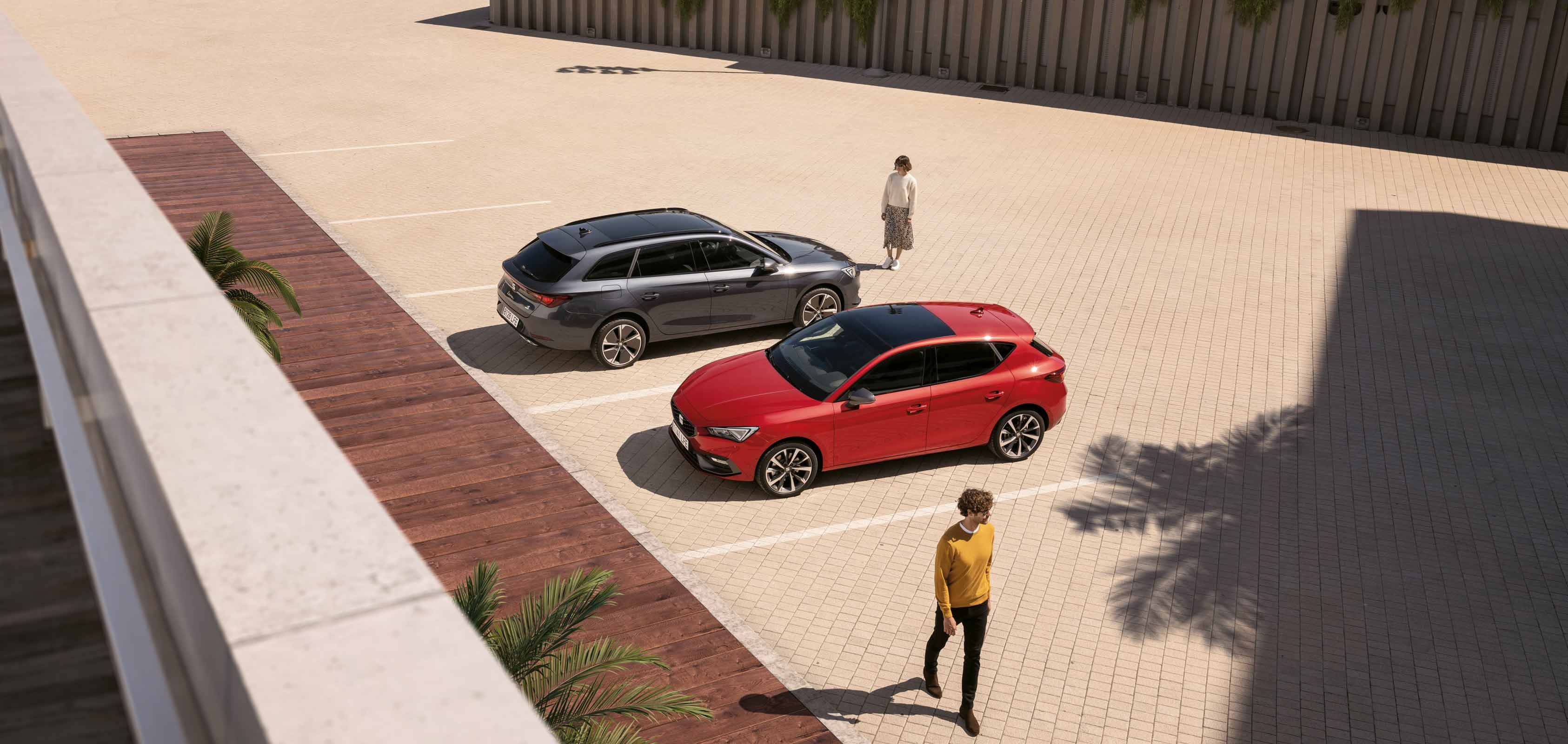 Mujer caminando hacia un SEAT Ateca color Rojo Velvet