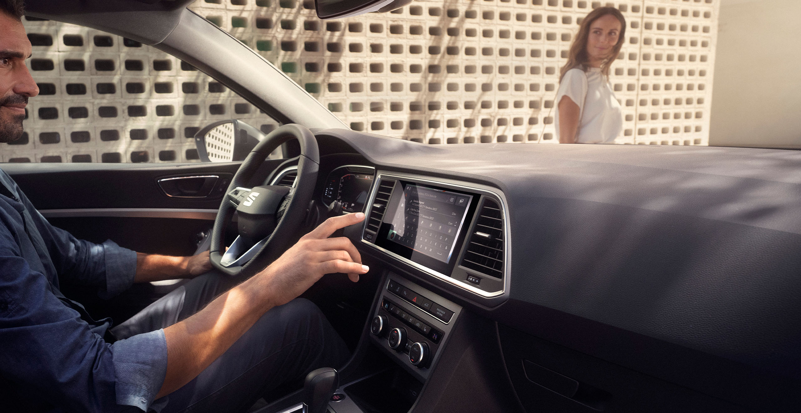 Hombre utiliza navegador en pantalla de infoentretenimiento en su SEAT Ateca