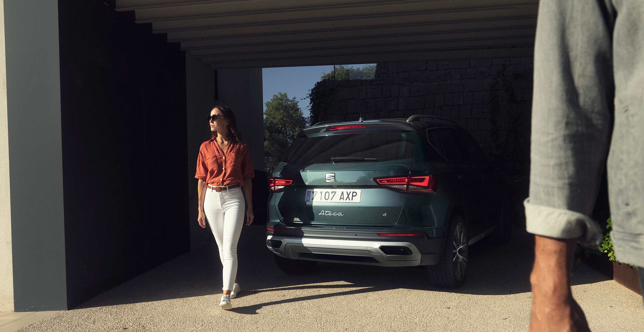 Familia delante de su SEAT Ateca blanco