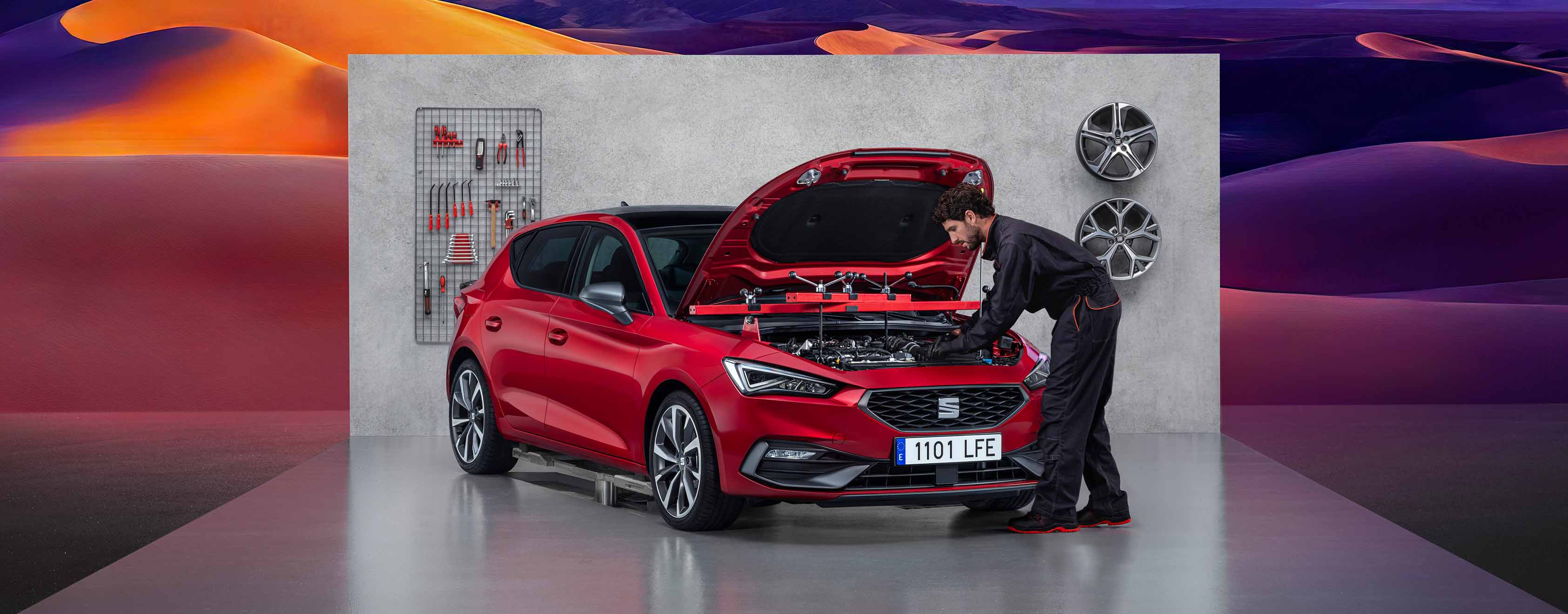 Servicio posventa en Canarias con un SEAT León mientras realizan un chequeo preventivo en taller